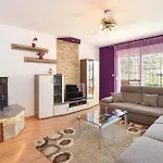 Four-bedroom In アパート Srinjine