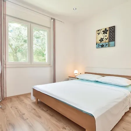 Apartment 4 Bedroom Stunning In