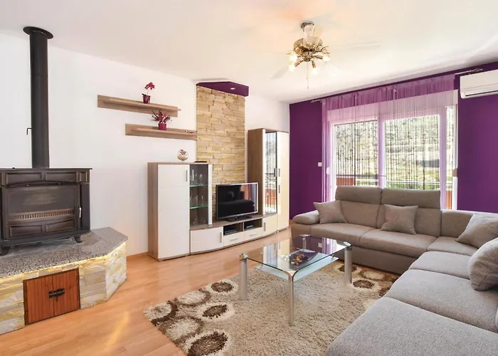 Four-bedroom In Apartament Srinjine